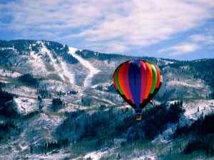 Sfondi montagna e neve - wallpapers desktop - mongolfiera tra i monti