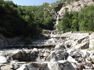 Sfondi desktop paesaggio di montagna - cascata tra le rocce