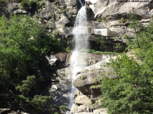 Sfondi montagna - cascata tra le rocce