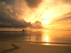 Sfondo tramonto sul mare dalla spiaggia - immagine