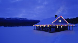 Sfondi cottage sulla neve con luci di natale