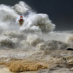 Sfondi tempesta sul mare e faro sommerso