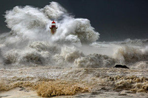 Sfondi tempesta sul mare e faro sommerso