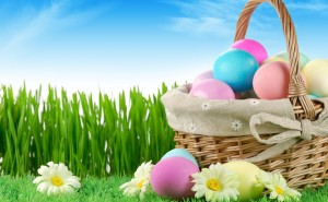 Uova di Pasqua colorate tra i fiori