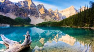 Sfondo lago di montagna in Canada