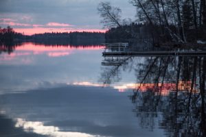 Sfondo lago e cielo rosso riflessione